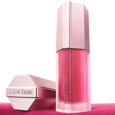 Prim-plan al ambalajului produsului Lancome Lip Idole Cuddleblur in culoare de aur roz.