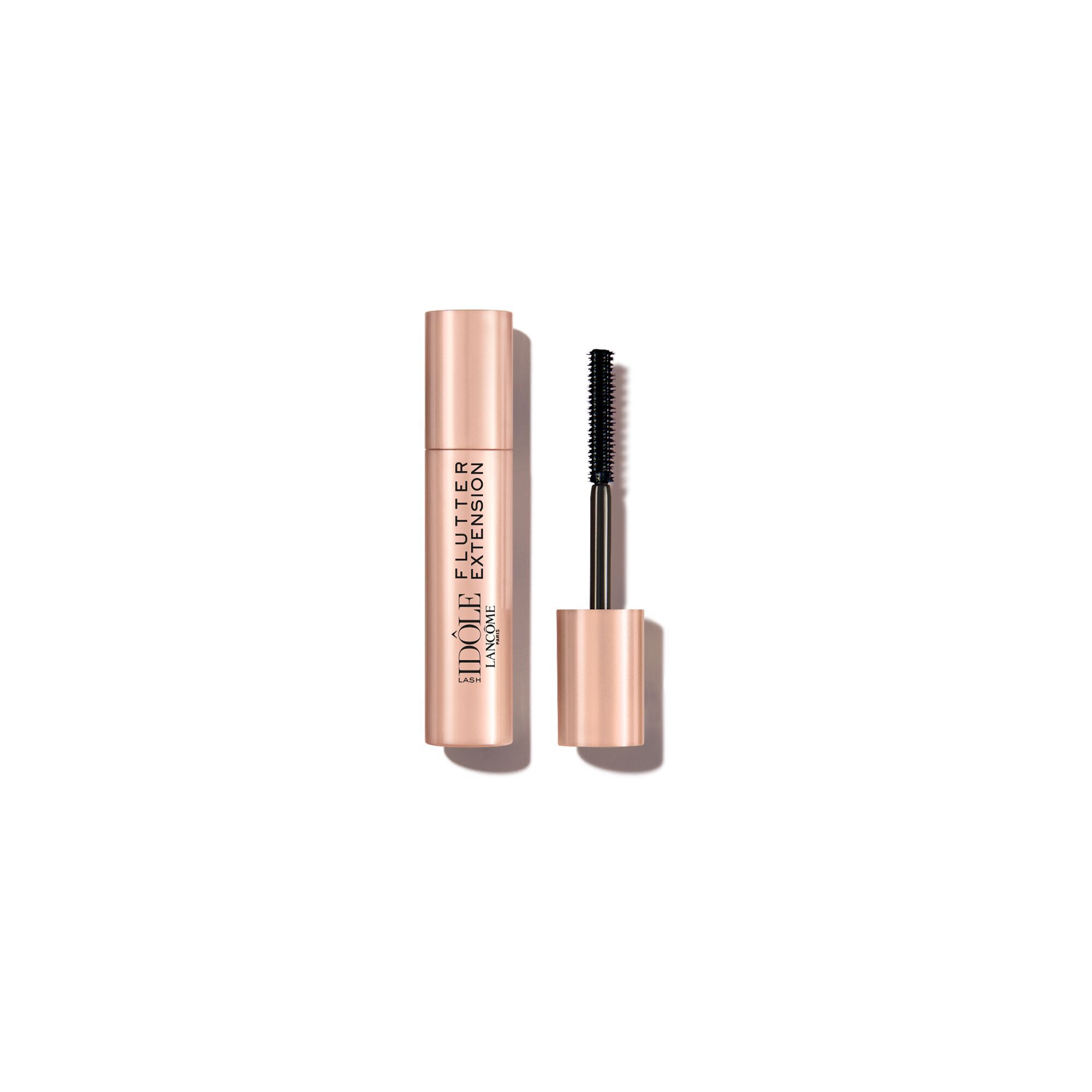 Un tub de mascara Lancome Idole Flutter Extension de culoare auriu roz, cu pensula alături.