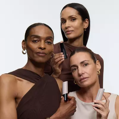 Model machiar cu Teint Teint Idole Ultra Wear Shape Stick iluminator