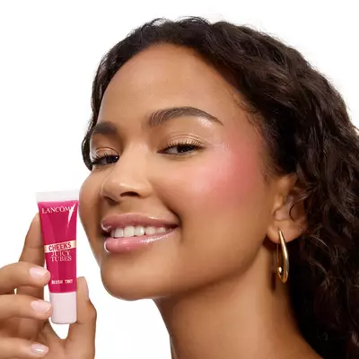 Un model care ține un Juicy Tube