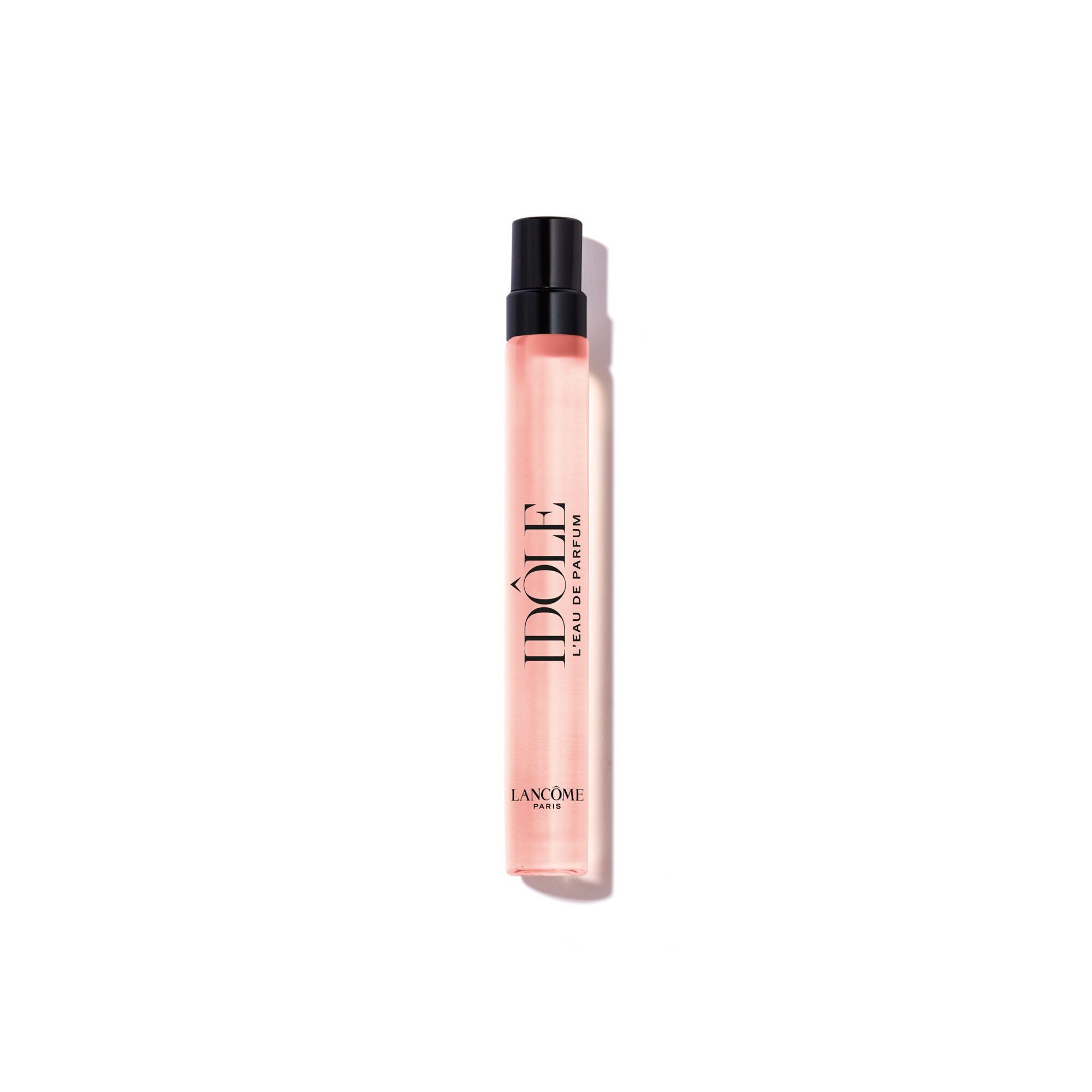 O sticlă subțire cu pulverizator de Lancome Idole Apă de Parfum.