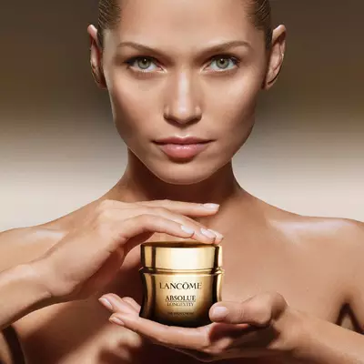 Model cu Absolue Longevity Rich Cream in maini