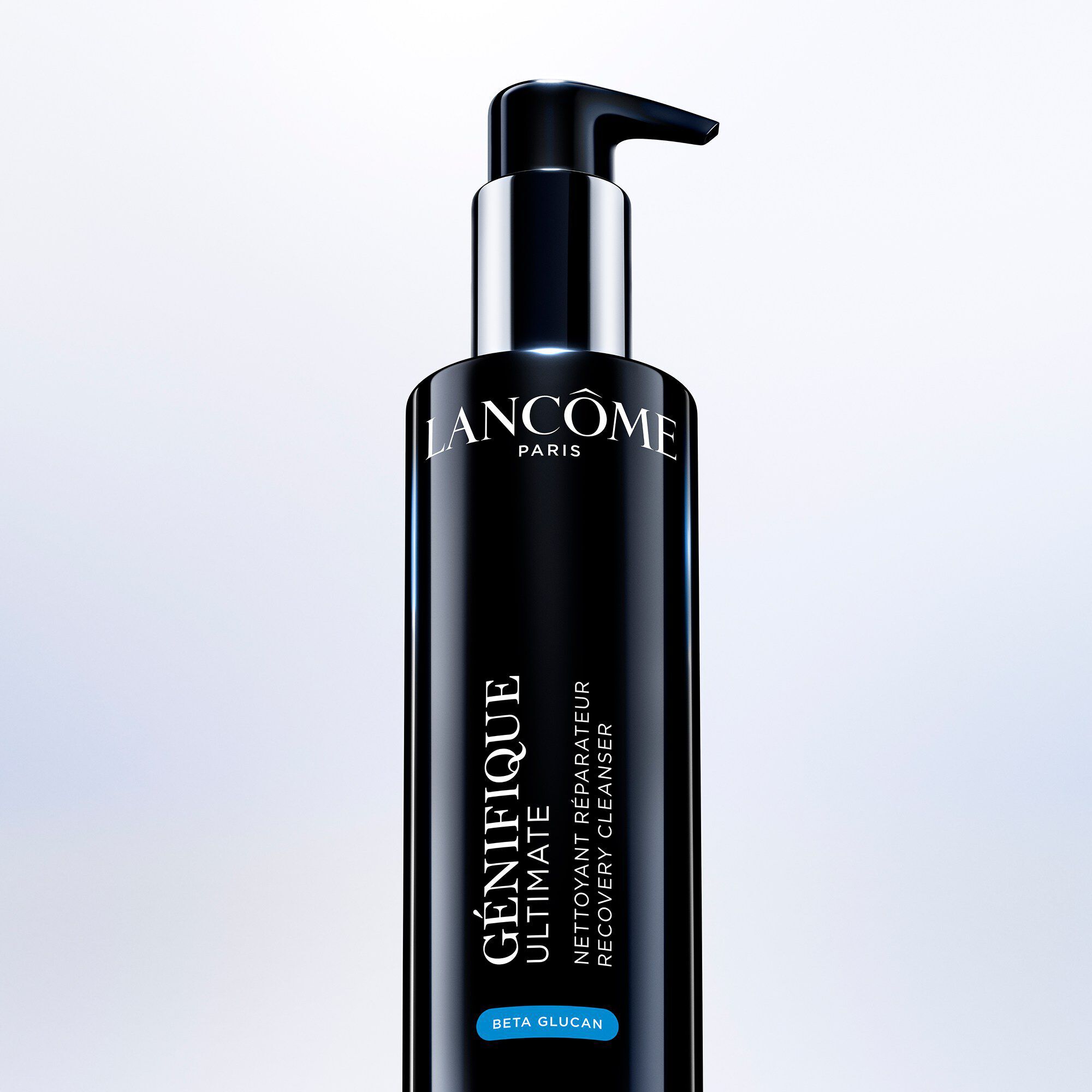Demachiant Genifique Ultimate Cleanser pe fundal albastru