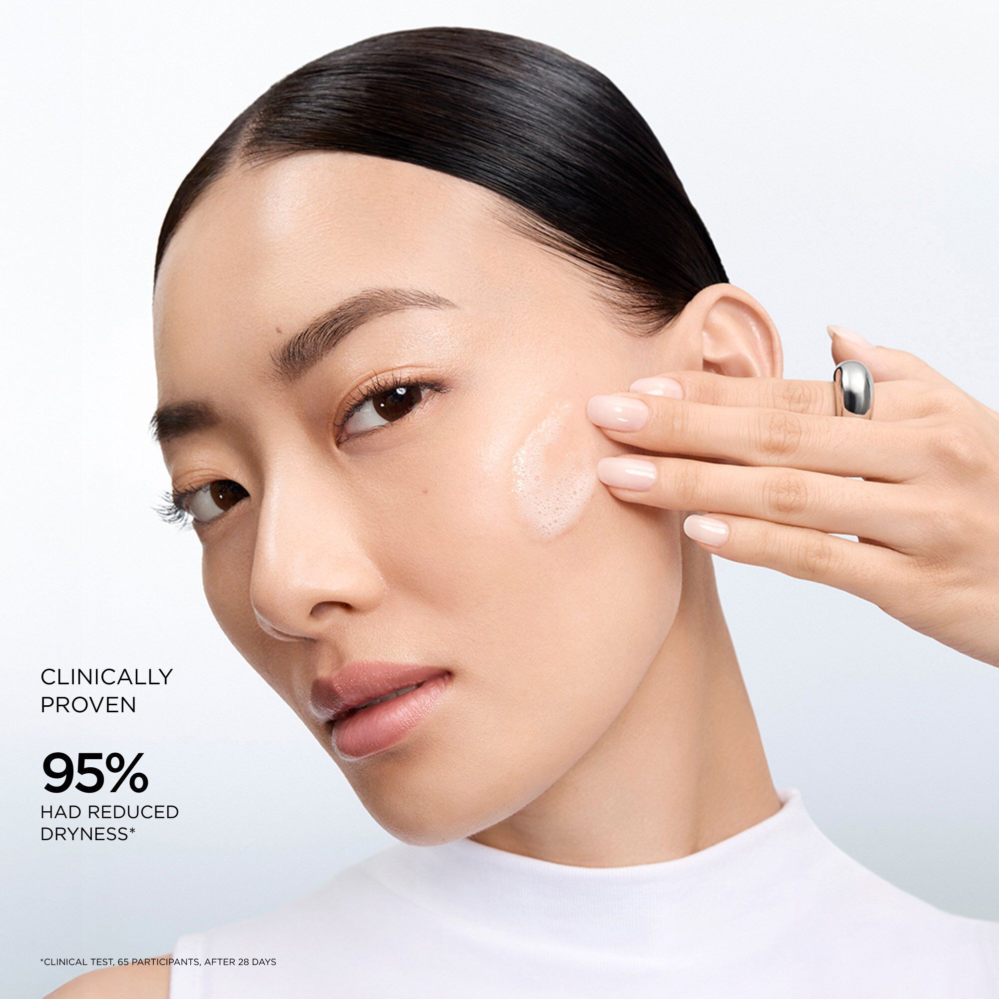 Aplicare demachiant Genifique Ultimate Cleanser