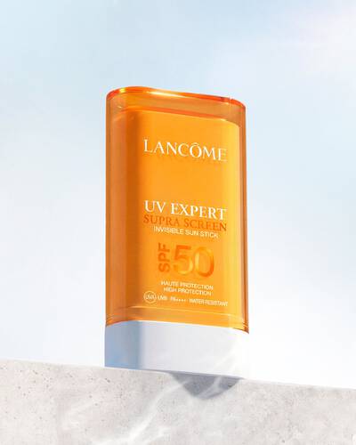 Cadru de lifestyle cu UV EXPERT SUPRA SCREEN INVISIBLE SUN STICK SPF 50