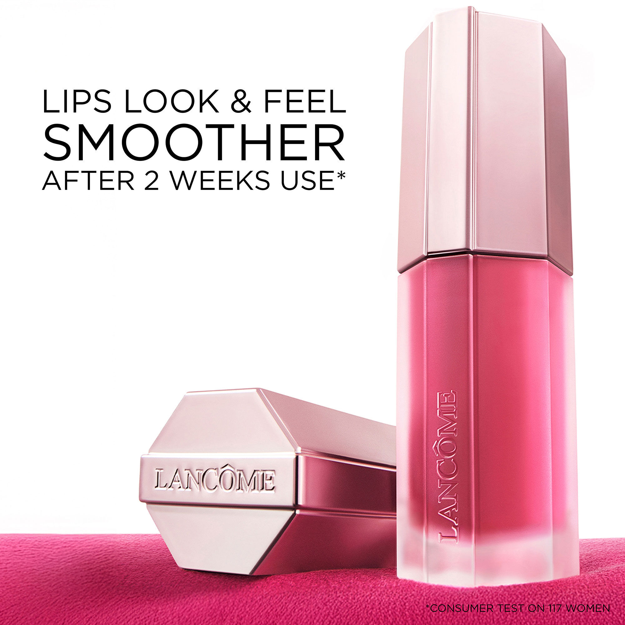 Prim-plan cu Lancome Lip Idole Cuddleblur evidențiind beneficiile sale de netezire a buzelor.
