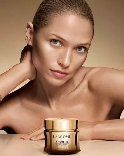 Model cu Absolue Longevity Rich Cream expus.