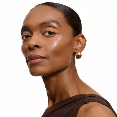 Modelul purtand iluminatorul