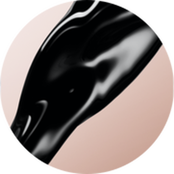 Un detaliu artistic al unei statui negre lucioase, pe un fundal neutru roz.