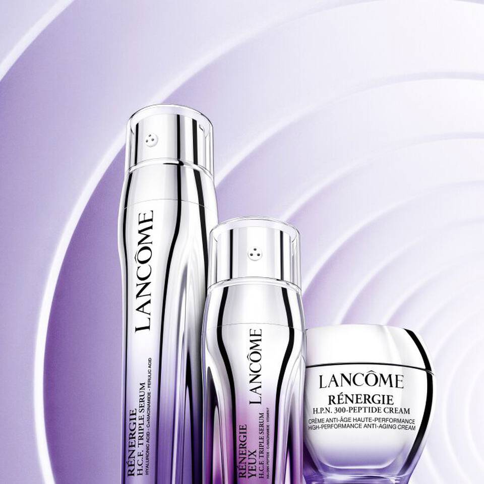 Produse de ingrijire a pielii Lancome Renergie, inclusiv ser, cremă și cremă de ochi, pe un fundal violet elegant.