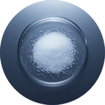 Cumpărați o farfurie cu sare albă, fină, pe un fundal intunecat, evidențiind textura sa cristalină.