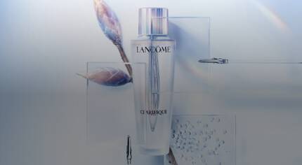 Flacon de ser Lancome Clarifique pe un fundal elegant, insoțit de elemente naturale și forme geometrice.