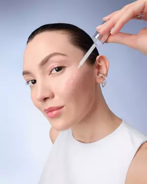 Vizualizare aplicare serum Genifique