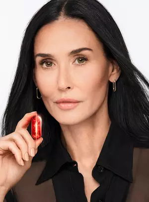 Imaginea cheie cu Demi Moore pentru Absolue Longevity MD Lancome