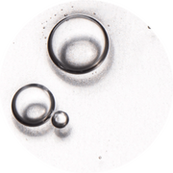 Bule de aer intr-un lichid transparent, evidențiind reflexiile și transparența acestuia.