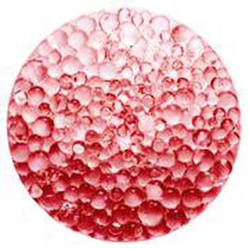 Bule de aer roz intr-un mediu umed, creand un efect vizual inchis și vibrant.