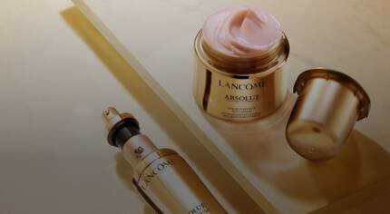 Ser și cremă de față Lancome Absolue, ambalaje elegante de aur cu etichete distinctive.