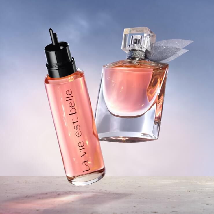 Imagini cu două flacoane de parfum, unul cu eticheta „la vie est belle” și altul cu un capac ornamentat.