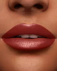 Ruj Rouge aplicat pe buze