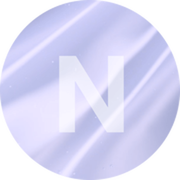 In cadrul cercului violet apare litera „N” stilizată, evidențiind un design modern și minimalist.