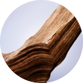 Textură detaliată a unei bucăți de lemn, evidențiind striațiile și nuanțele naturale.