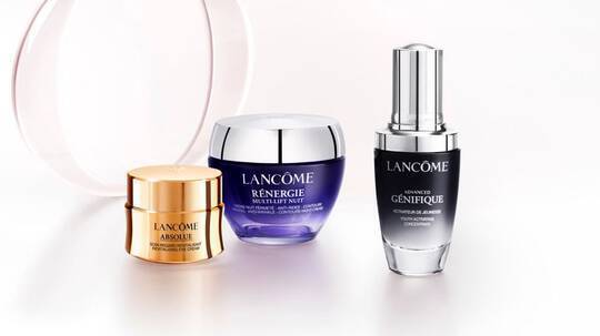 Produse de ingrijire a pielii Lancome: cremă anti-imbătranire, cremă revitalizantă și ser intensiv.