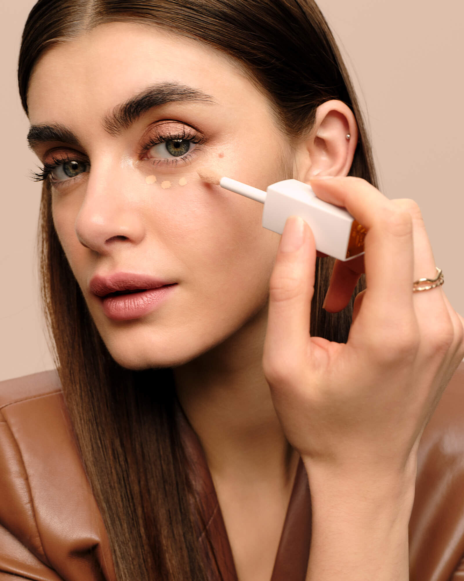 Teint Idole Ultra Wear Care&Glow Concealer si cu un ambasador care utilizeaza produsul