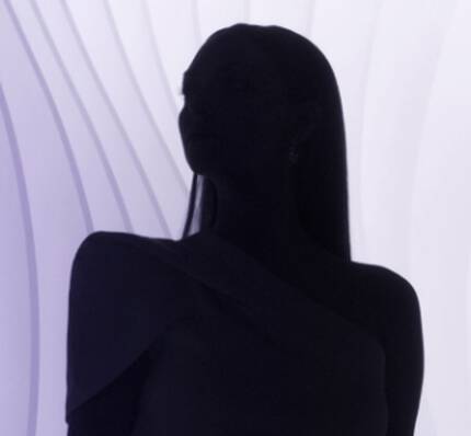 Siluetă feminină pe un fundal cu linii curbe in nuanțe de violet.
