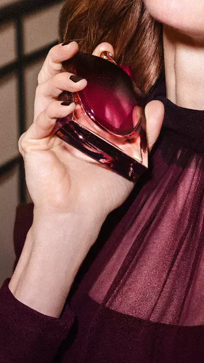 Ilustrație de parfum cu La Vie est Belle Very Cherry – Lancome
