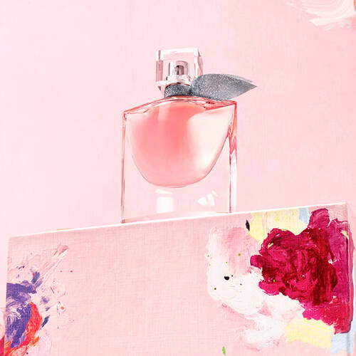 Flacon de parfum elegant pe un fundal roz cu motive florale, desprins dintr-o ambianță artistică.