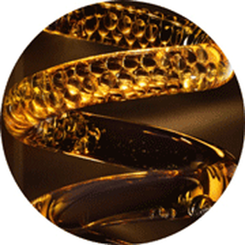 Un element de sticlă transparentă, cu un design spiralat și textură bubble, iluminat intr-o nuanță caldă de auriu.