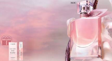 BANNERUL INCLUDE NOUL PARFUM LA VIE EST BELLE VANILLE NUDE SI MOSTRA DE PARFUM OFERITA LA FIECARE COMANDA. FLOAREA DE IASOMIE SI VANILIA TE TRANSPUNE IN A SIMTI NOUA AROMA SENZUALA