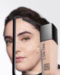 Un fond de ten Lancome prezentat alături de un model, evidențiind o ten uniform și natural.