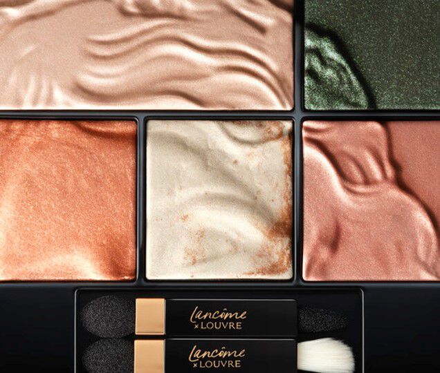 Paletă de farduri de pleoape Lancome x Louvre, cu nuanțe metalice și texturi diverse, intr-un aranjament elegant.
