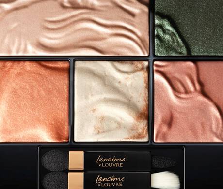 Paletă de farduri de pleoape Lancome x Louvre, cu nuanțe metalice și texturi diverse, intr-un aranjament elegant.