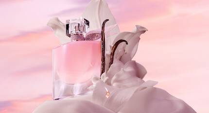 Flacon de parfum elegant, situat langă vanilia si iasomie solara