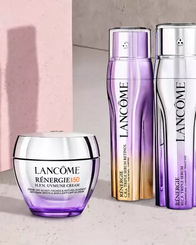 Flacon de ser cu retinol, design elegant, cu două compartimente și text aurit pe fundal violet.