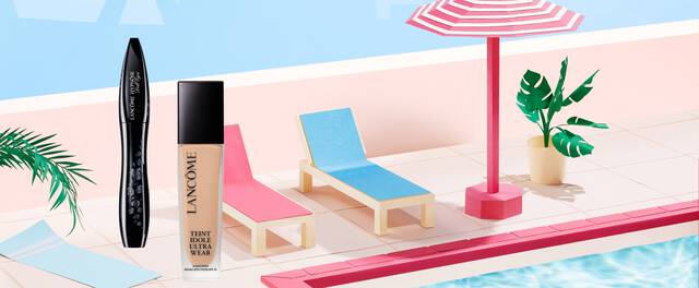 Produse cosmetice plasate pe o terasă langă o piscină, cu un decor colorat de plajă.