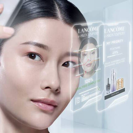 O femeie privește o proiecție interactivă care arată analize ale pielii și produse cosmetice, intr-un mediu modern și tehnologic.