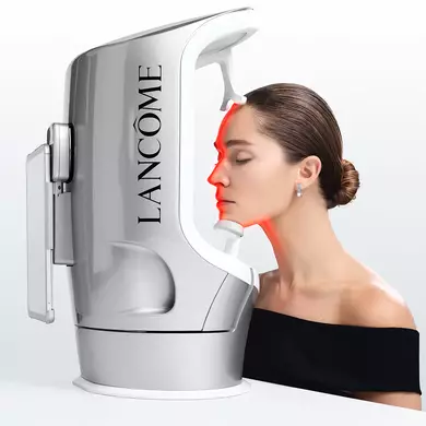 o persoana care isi realizeaza analiza pielii cu skin screen